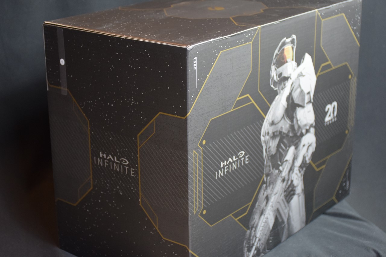 Halo Infinite Motiv mit Spartaner und Markenschutzhinweis The Endless