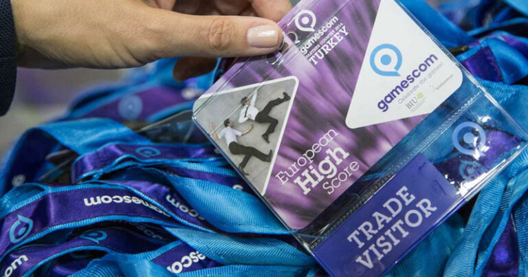 gamescom Artist Area mit selbst gestalteten Gaming-Kunstwerken
