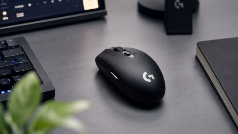 Logitech G305 Lightspeed auf einem Schreibtisch
