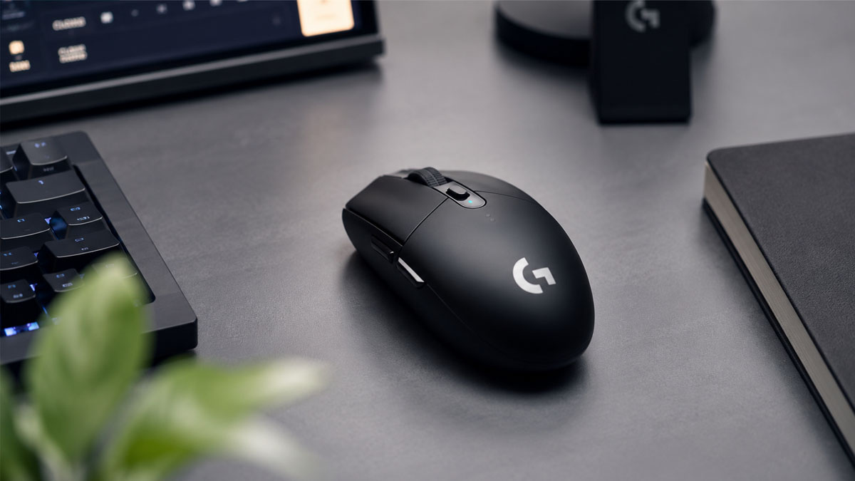 Logitech G305 Lightspeed auf einem Schreibtisch