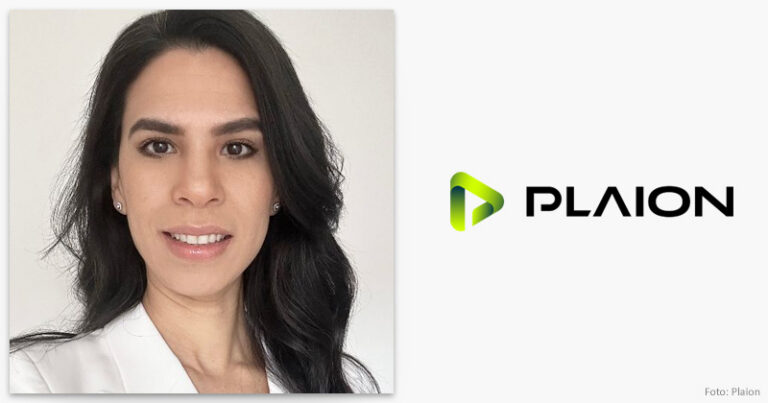 Miroslava Moreno Rodríguez vor dem PLAION-Logo