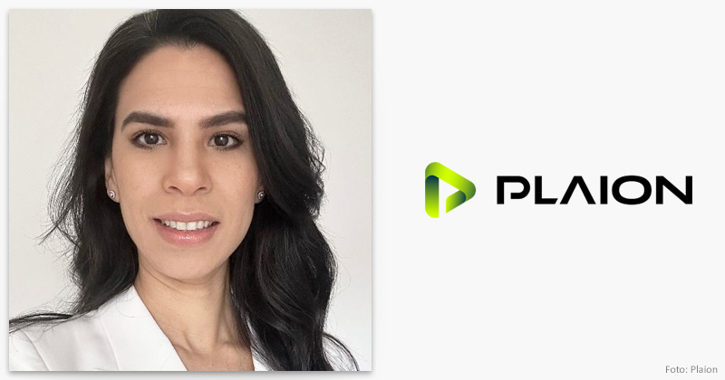Miroslava Moreno Rodríguez vor dem PLAION-Logo