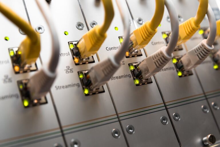 Alle gegen Nvidia: Offener Standard "UALink" vernetzt KI-Cluster