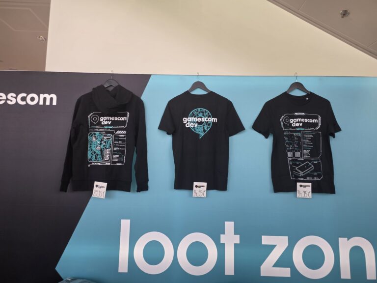 Hoodie und T-Shirts der gamescom dev 2026 im Ausstellungsbereich