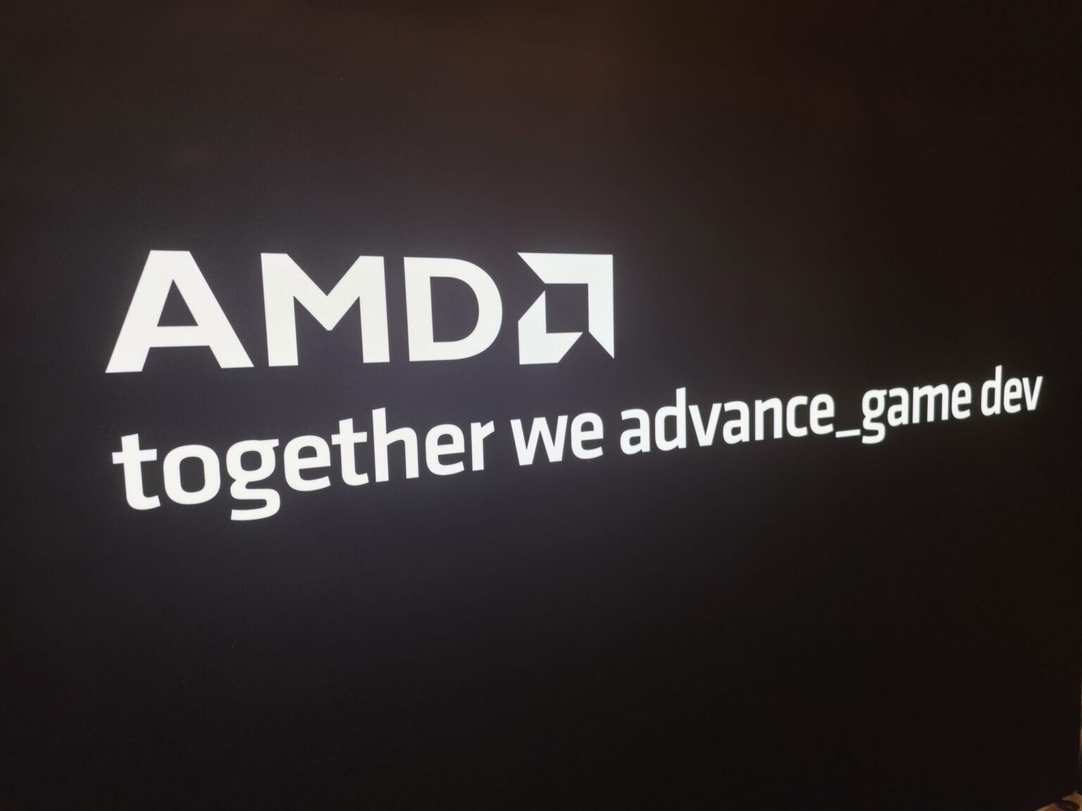 Leuchtwand von AMD mit dem Schriftzug together we advance game dev