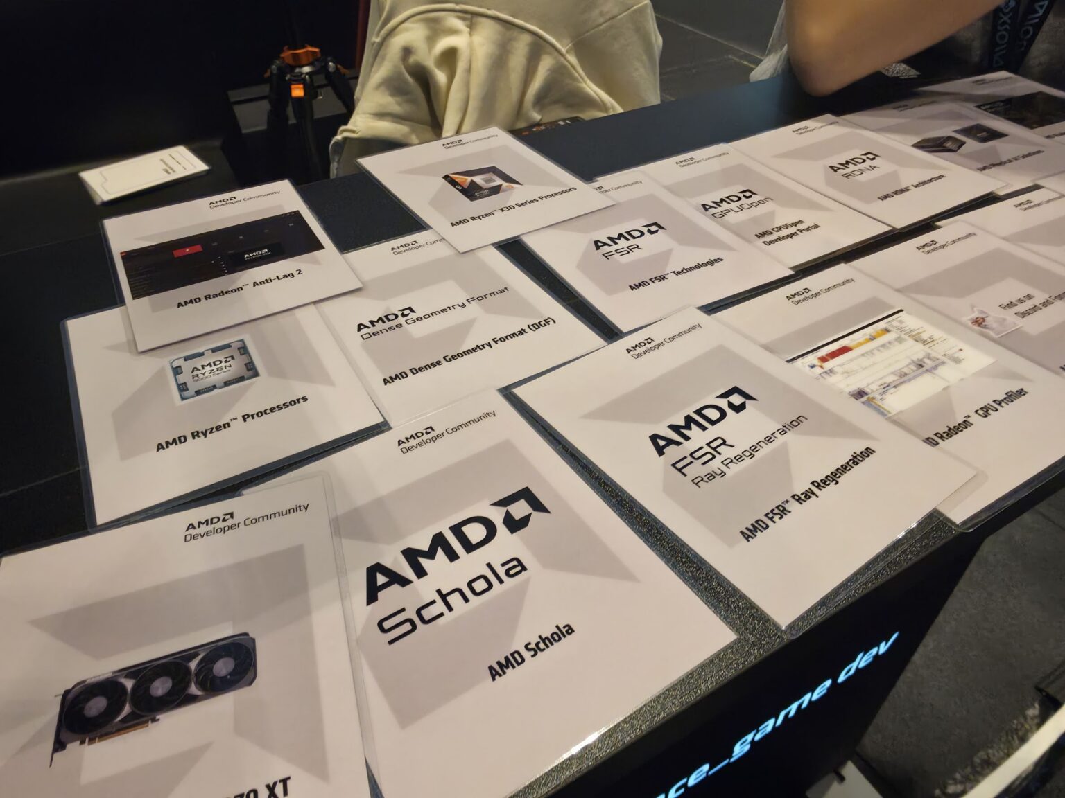 Namensschilder der AMD Developer Community auf einem Tisch