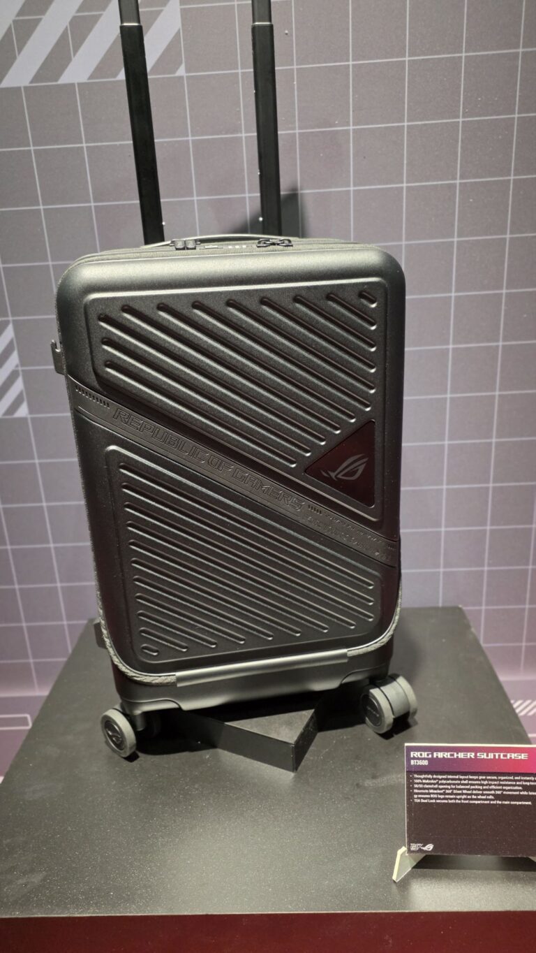 ROG Archer Suitcase 20 auf einem beleuchteten Messestand