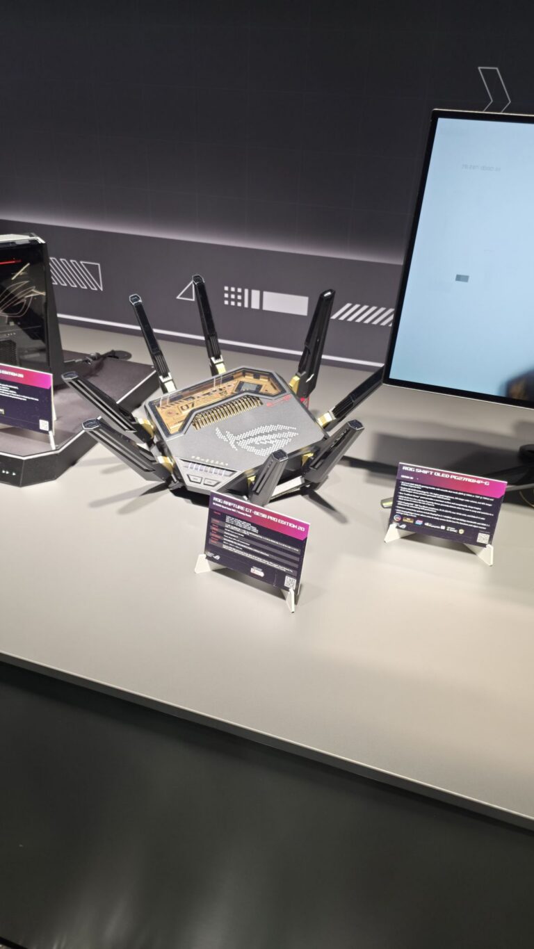 ROG-Router mit mehreren Antennen auf einem Messestand