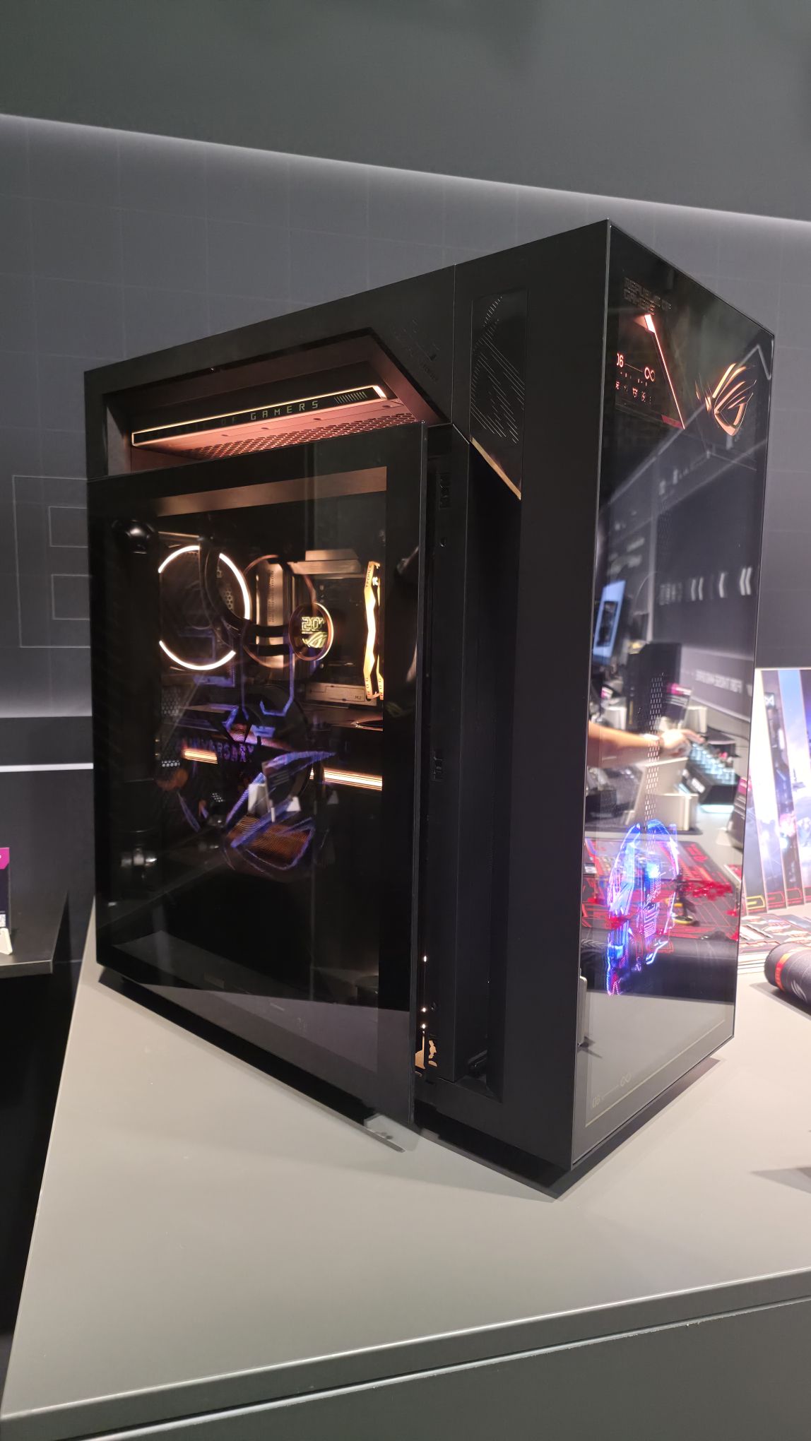 ASUS ROG: ROG Thor 3000W Titanium Edition 20 im PC-Aufbau