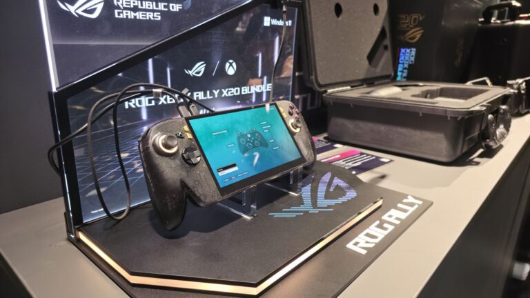 ROG Xbox Ally X20 mit Zubehör in einer Vitrine