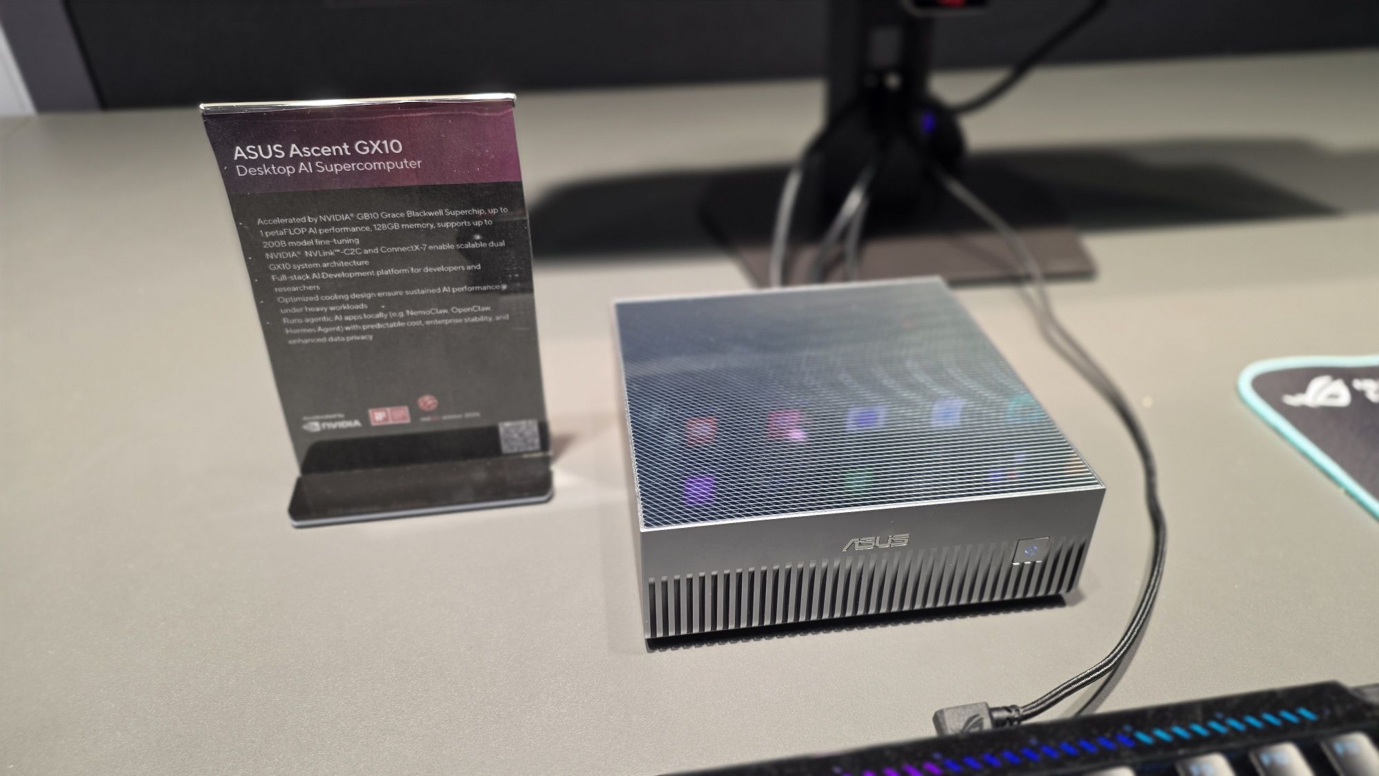 ASUS Ascent GX10: Desktop-AI-Supercomputer am Messestand