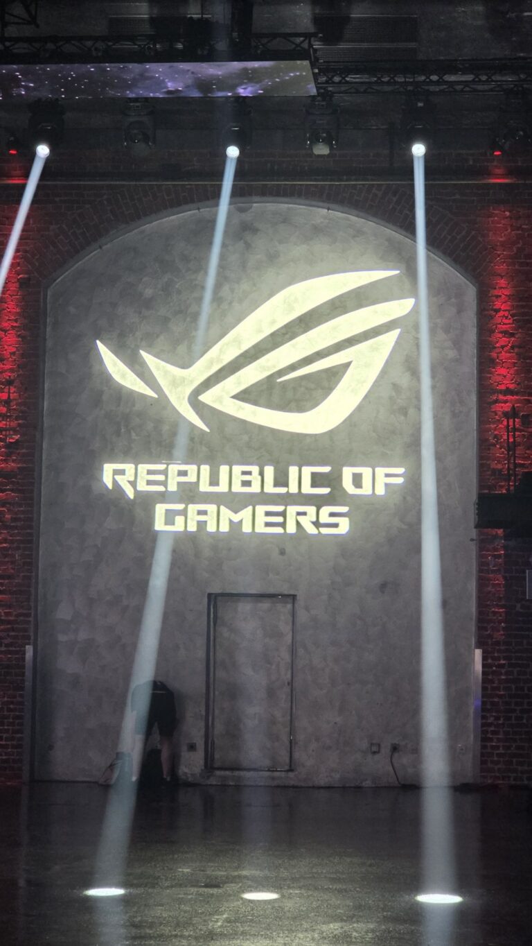Beleuchtetes Republic-of-Gamers-Logo auf der gamescom 2026