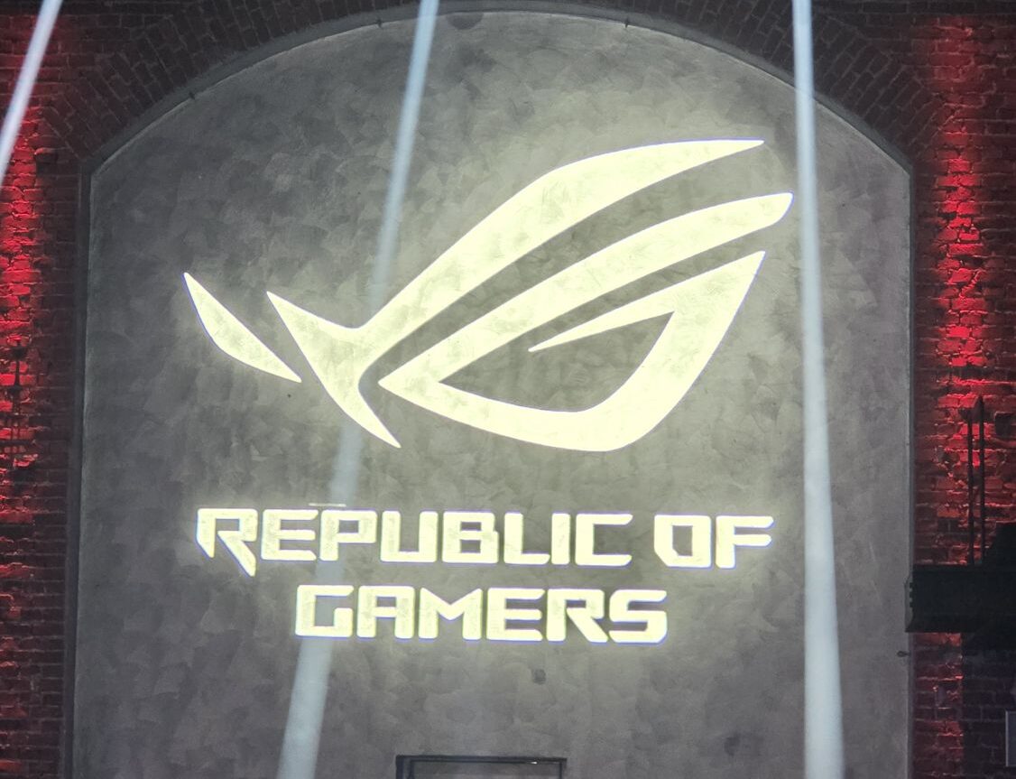 ASUS ROG: Republic-of-Gamers-Logo am Messestand