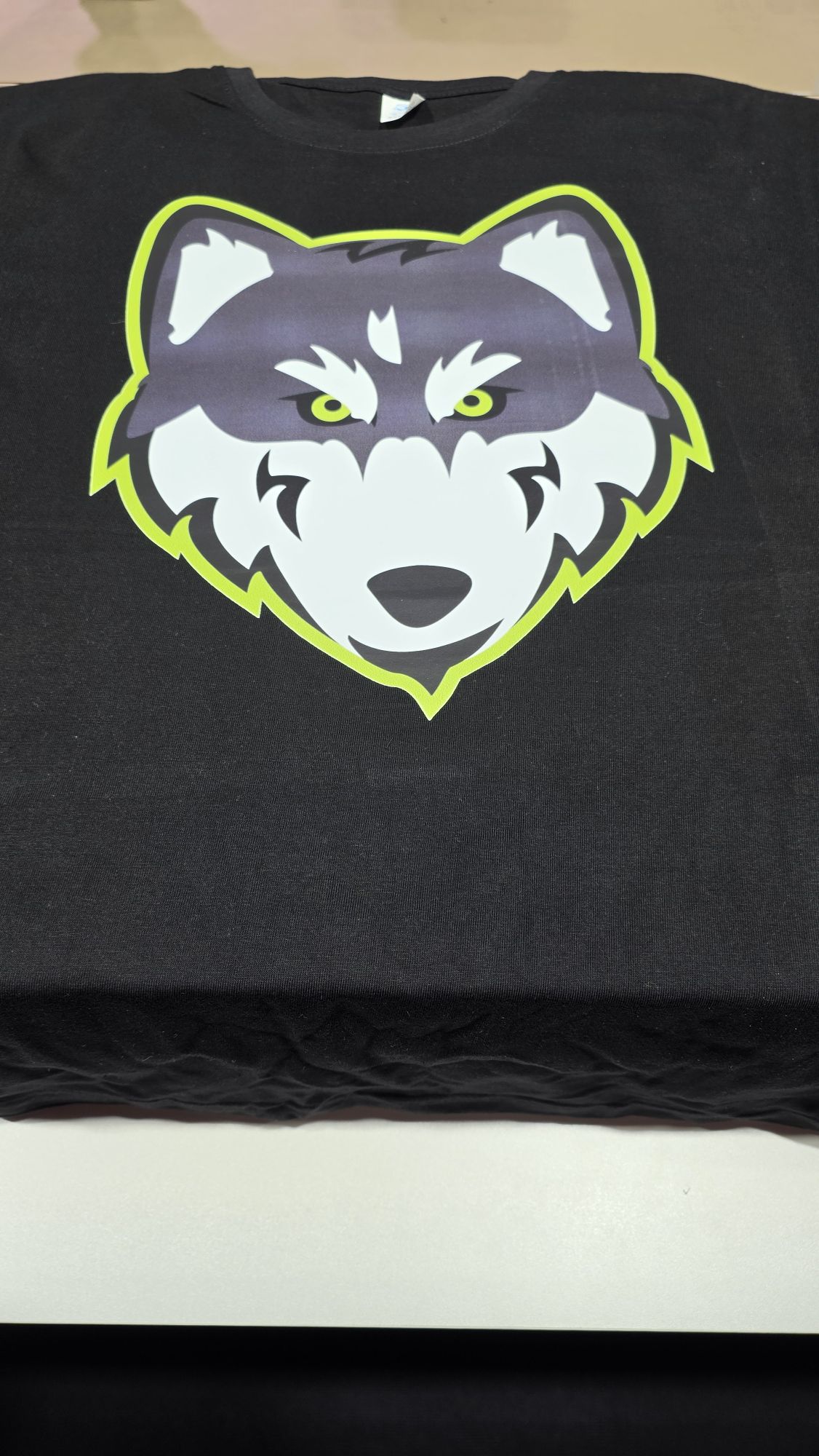 Husky-Logo des Chefredakteurs auf einem per xTool bedruckten Shirt