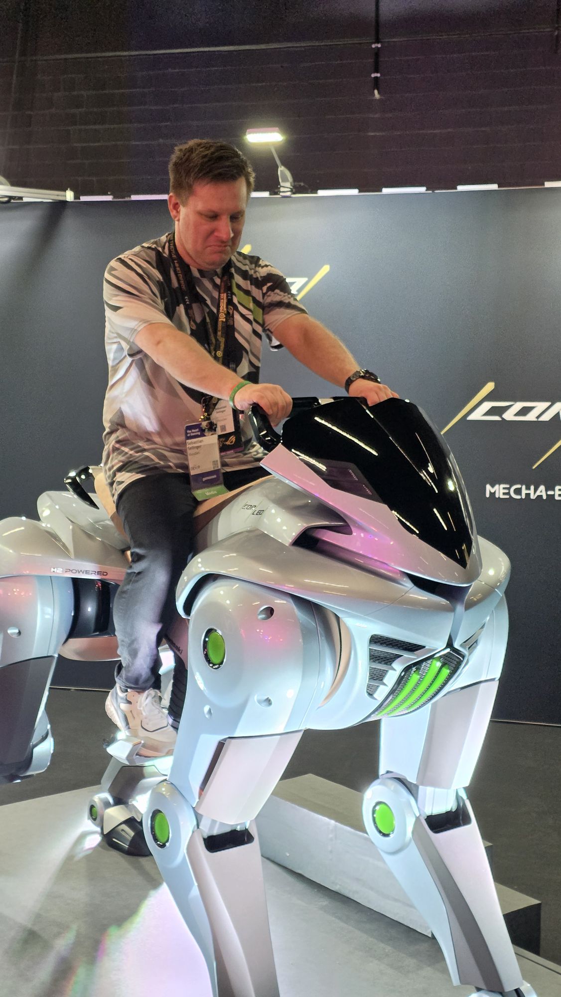 Nahaufnahme der Kawasaki Corleo H2 Concept 01 Replika am Mecha-Esports-Stand
