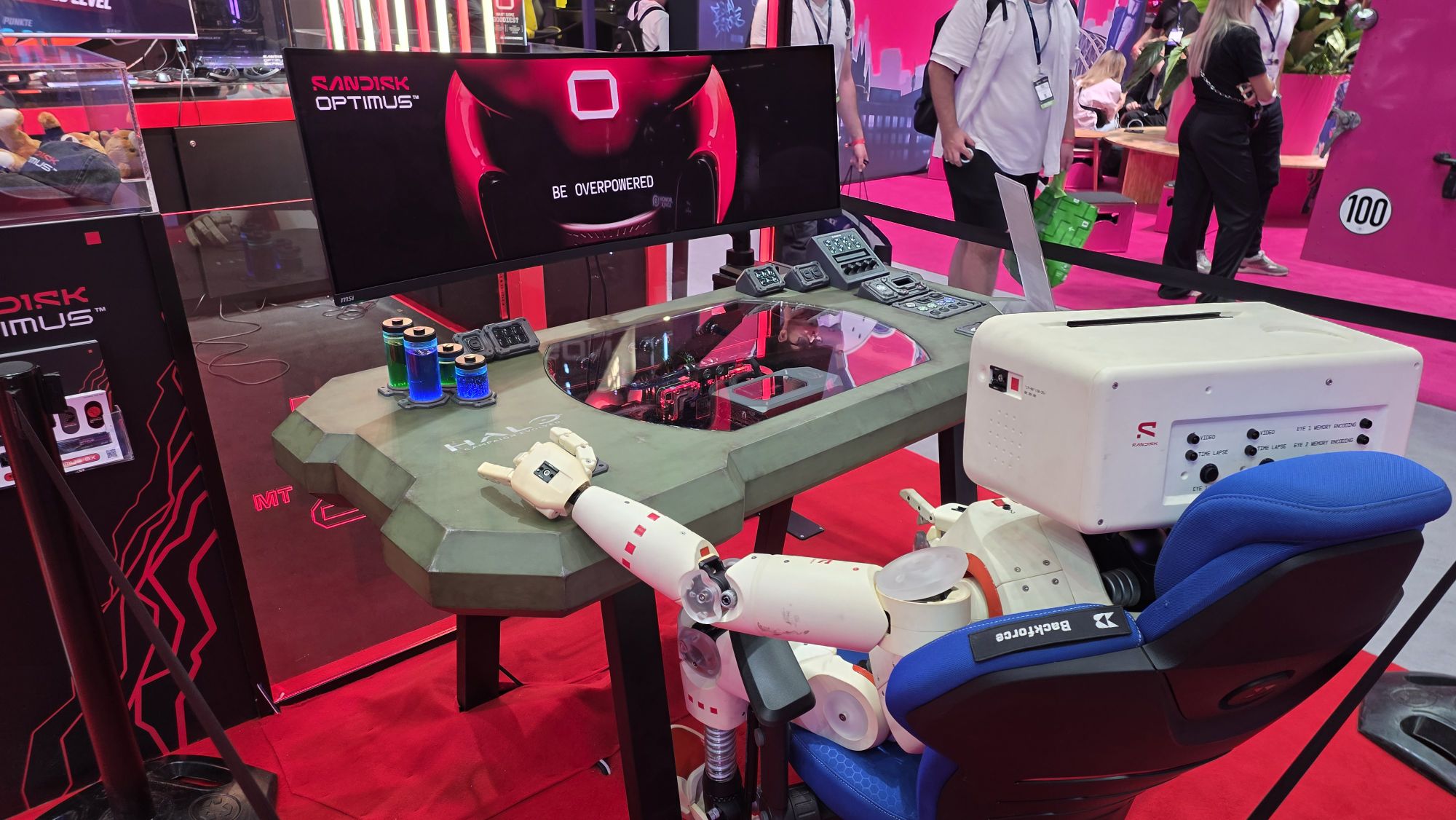 SanDisk Optimus und die Höllenmaschine HMX 6 am gamescom-Stand