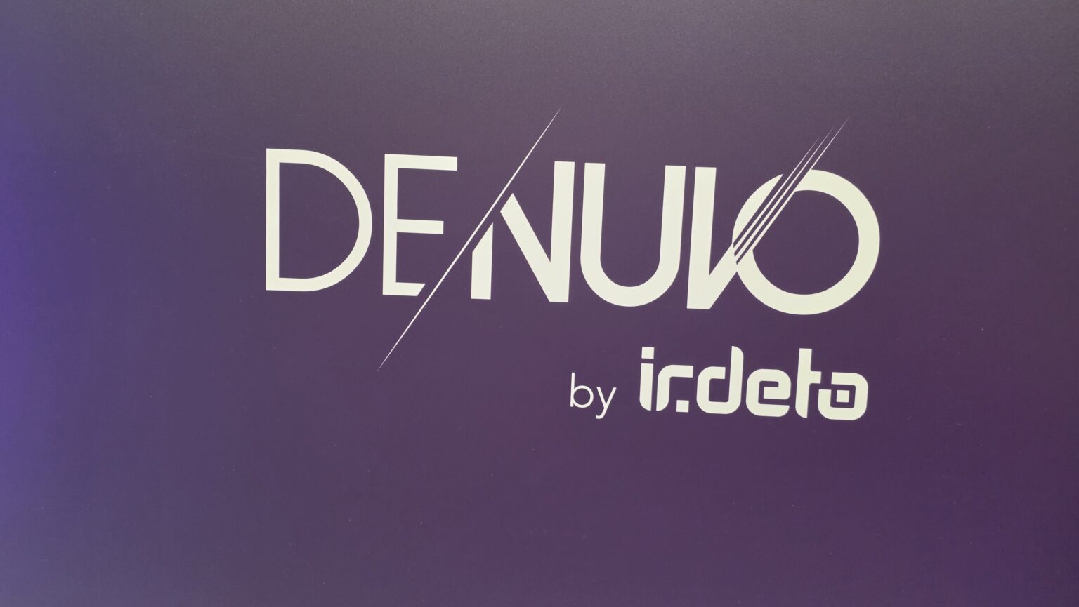 Denuvo-Logo auf dem Messestand der gamescom 2026 - Bild: XboxDev / eigene Aufnahme
