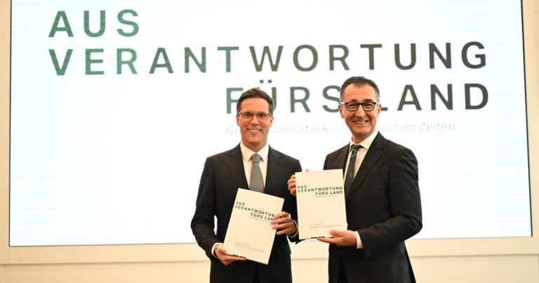 Cem Özdemir und Manuel Hagel präsentieren den Koalitionsvertrag von Baden-Württemberg