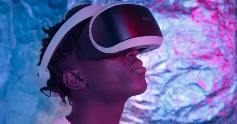 Augmented-Reality-Nutzung auf einem Smartphone - Bild: Bitkom e. V.