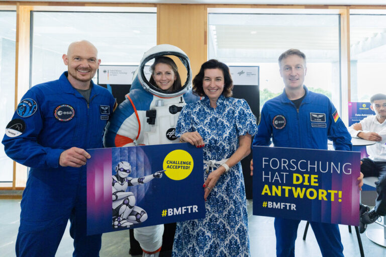 Dorothee Bär und Astronauten beim Tag der offenen Tür 2026 im BMFTR - Bild: BMFTR