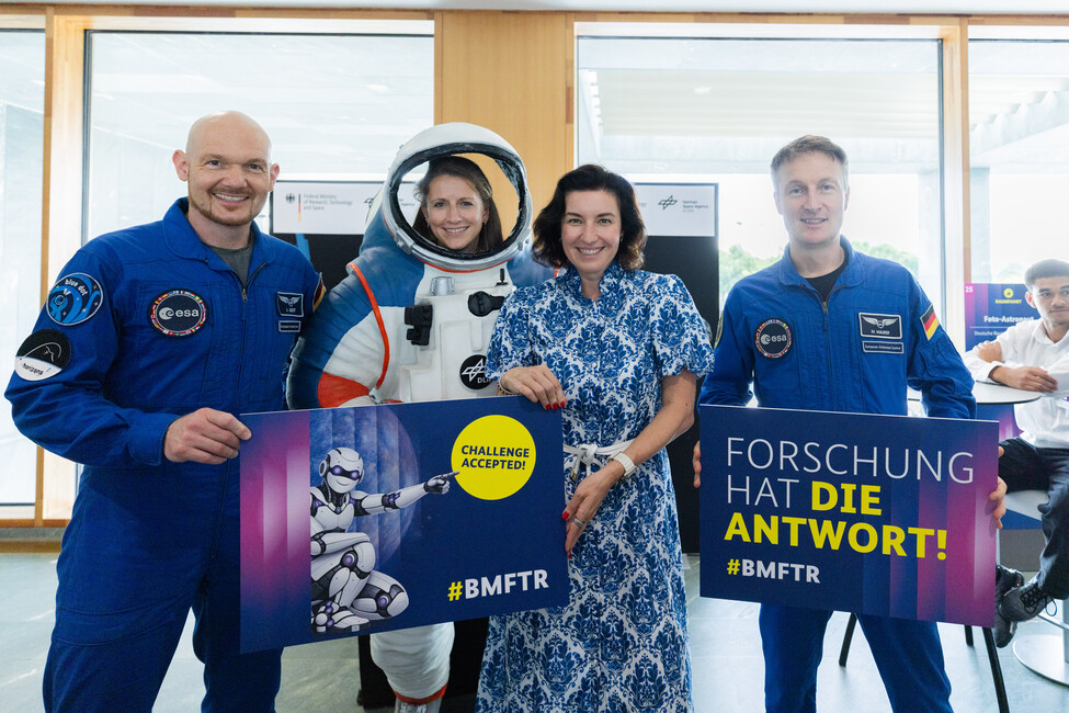 Dorothee Bär und Astronauten beim Tag der offenen Tür 2026 im BMFTR - Bild: BMFTR