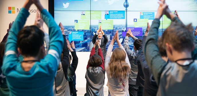 Kinder und Jugendliche bei einer Microsoft-Veranstaltung zum Programmieren
