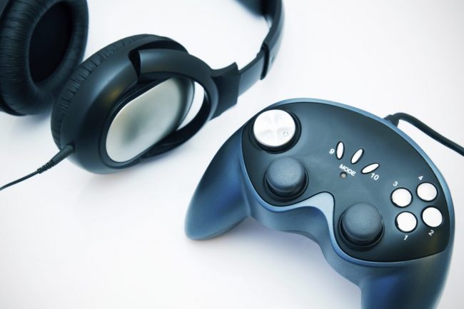 Controller und Kopfhörer auf weißem Hintergrund