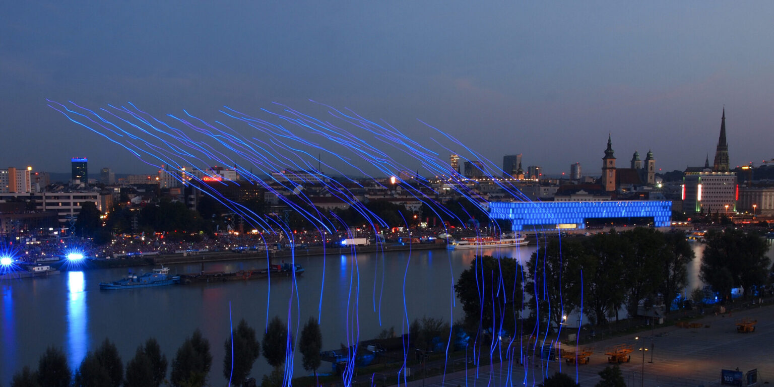 100 beleuchtete Drohnen bei der Drone-100-Show über Linz - Bild: Ars Electronica Futurelab / Martin Hieslmair