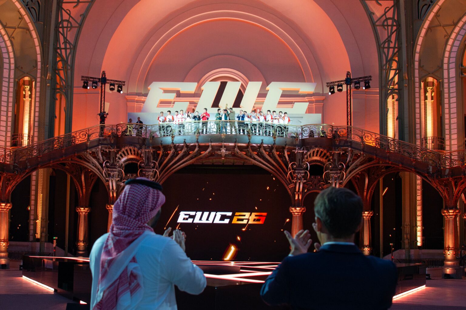 AG.AL bei der Übergabe der Club-Championship-Trophäe des Esports World Cup 2026 - Bild: Esports World Cup