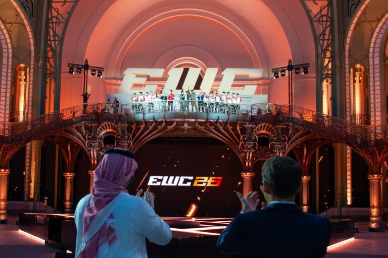 AG.AL bei der Übergabe der Club-Championship-Trophäe des Esports World Cup 2026 - Bild: Esports World Cup