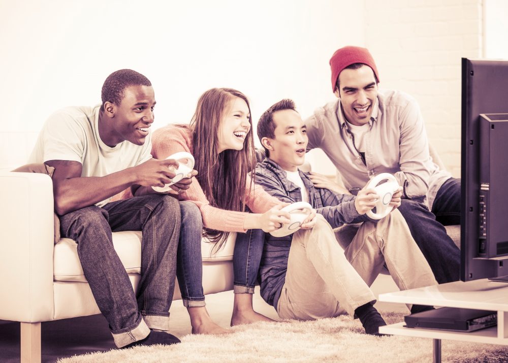 Twens spielen gemeinsam an einer Konsole - Bild: game