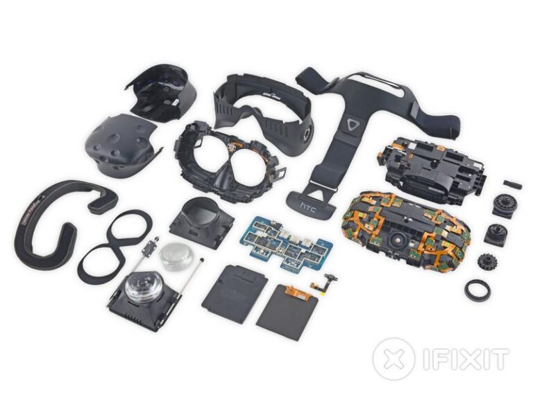 Zerlegtes HTC Vive mit Platinen, Displays und Controllern - Bild: iFixit