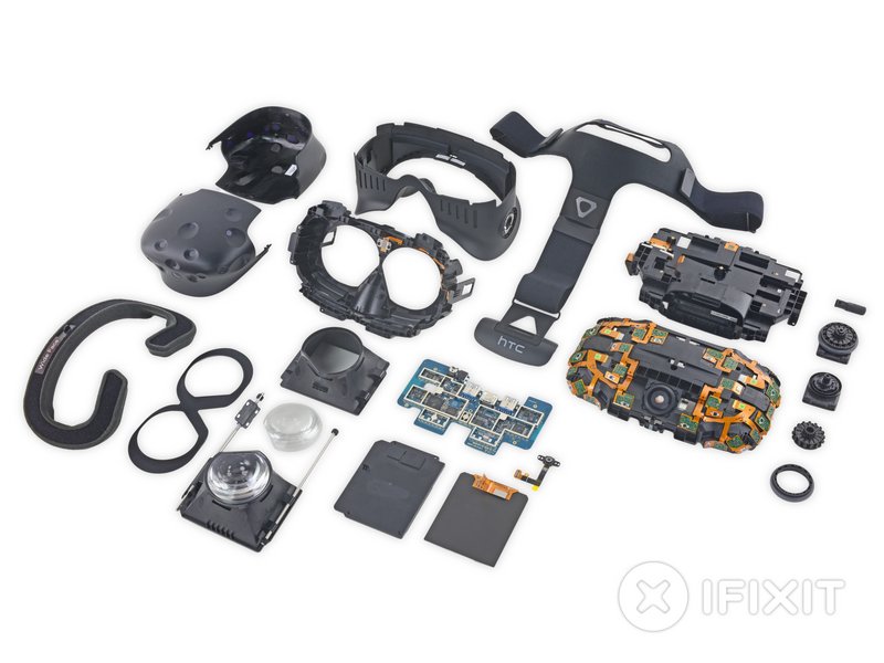 Zerlegtes HTC Vive mit Platinen, Displays und Controllern