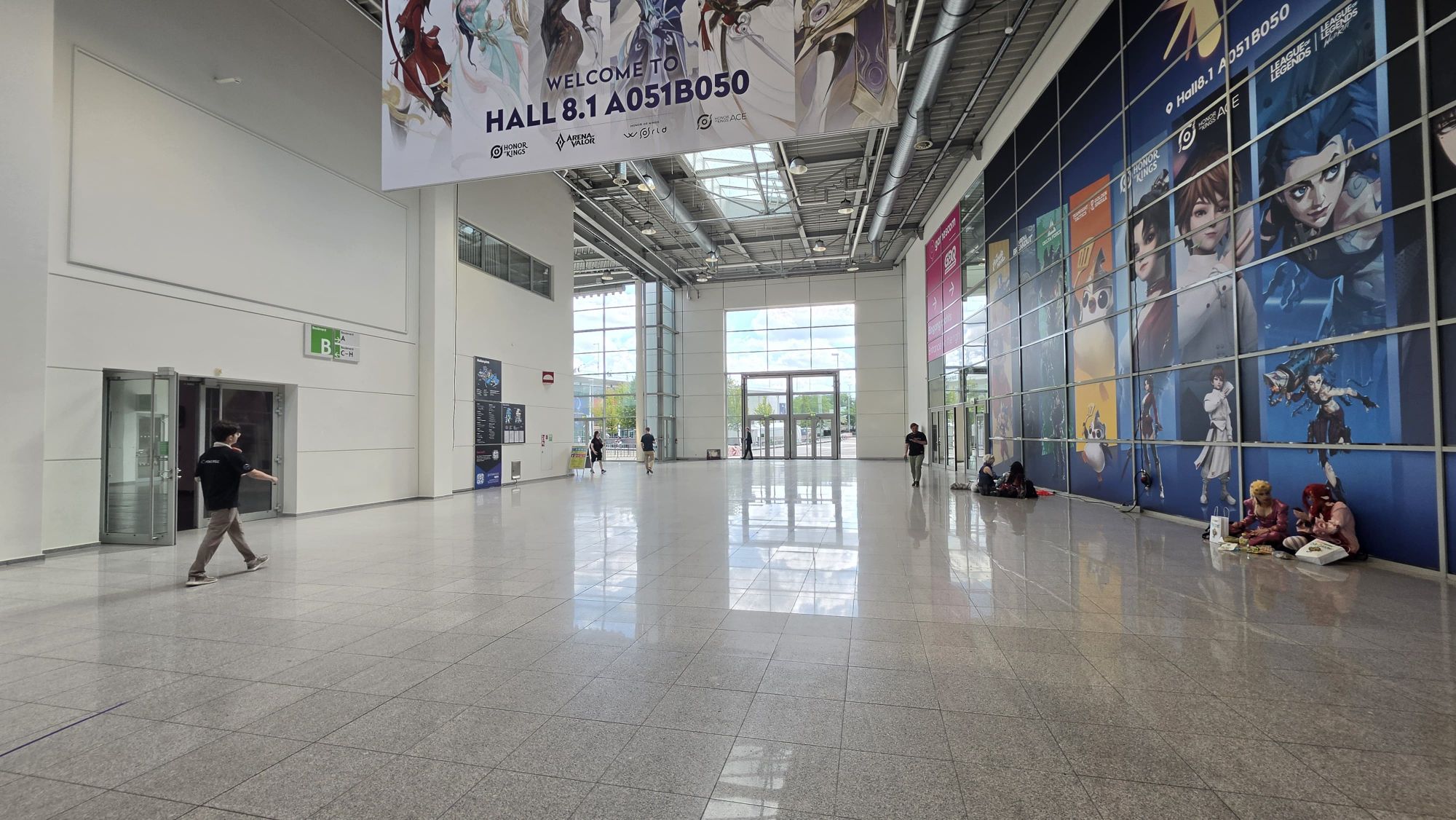 gamescom 2026: Nord-Flur mit freier Fläche vor den Hallenzugängen