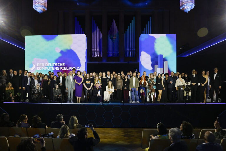 Gruppenfoto der Preistragerinnen und Preistrager im Herkulessaal der Munchener Residenz beim Deutschen Computerspielpreis 2026