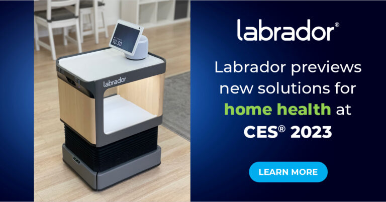 Labrador Retriever mit Amazon Echo Show 10 auf der CES 2023