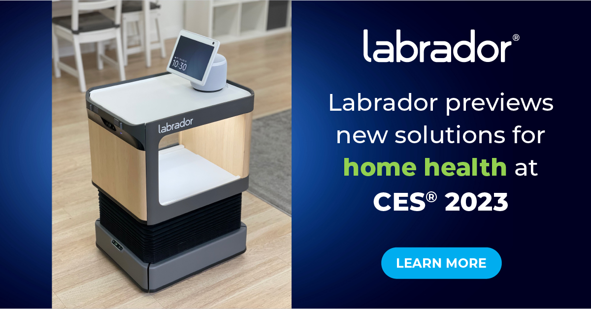Labrador Retriever mit Amazon Echo Show 10 auf der CES 2023