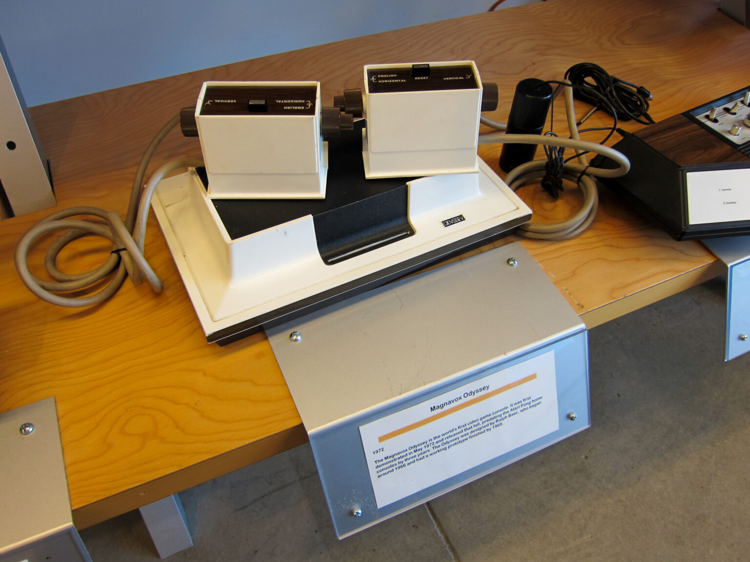 Magnavox Odyssey Konsole mit zwei kabelgebundenen Controllern