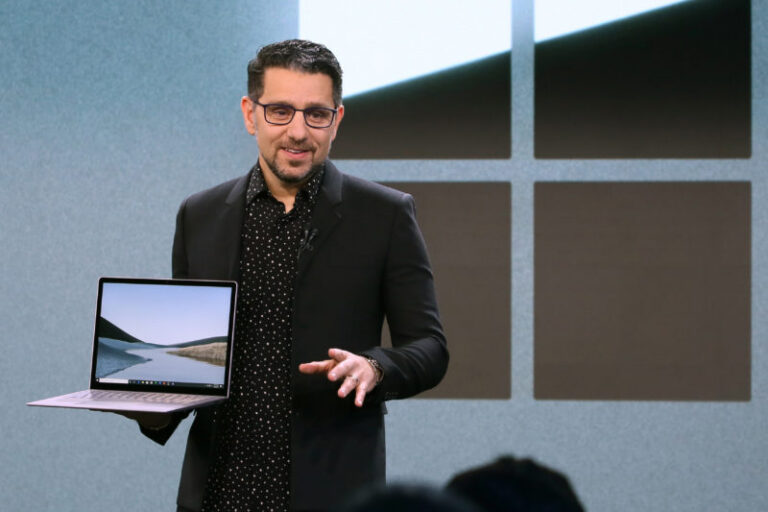 Panos Panay mit Surface Laptop 3 beim Microsoft Event im Oktober 2019 - Bild: Microsoft