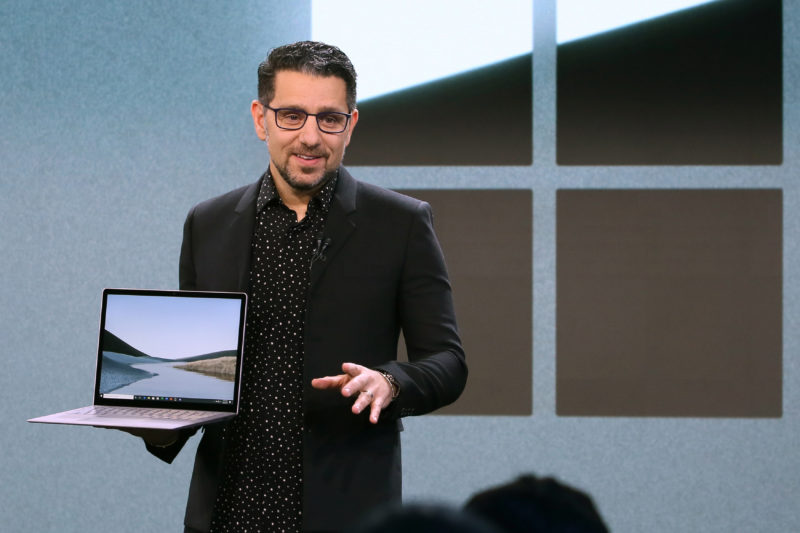 Panos Panay mit Surface Laptop 3 beim Microsoft Event im Oktober 2019 - Bild: Microsoft
