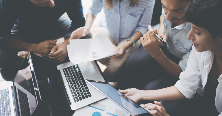 Perforce-Entwicklungsteam bei der Zusammenarbeit