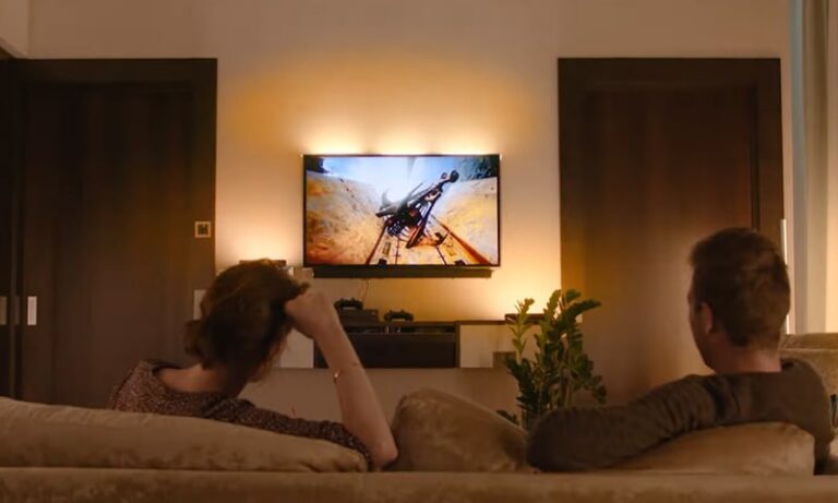 Philips Hue Play HDMI Sync Box synchronisiert die Raumbeleuchtung mit einem Spielbild - Bild: Signify