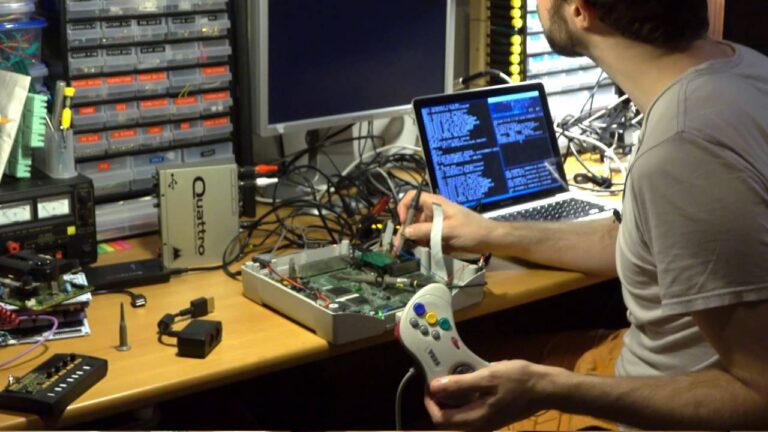 SEGA Saturn und Debuglive-Video zum umgangenen CD-DRM - Bild: debuglive