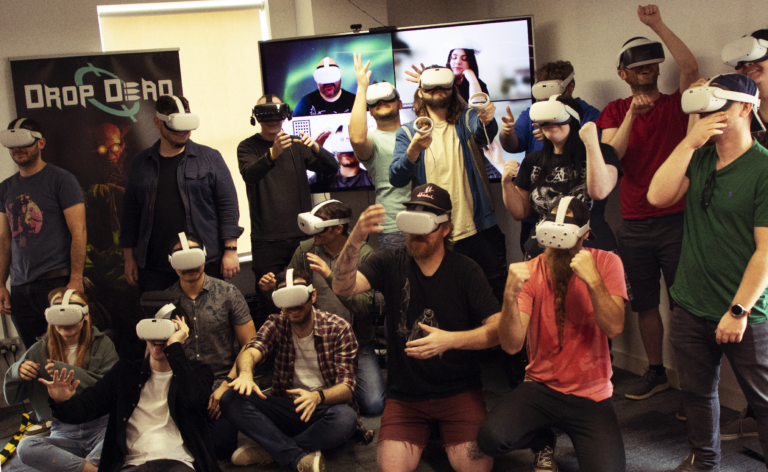 Soul Assembly Team bei der Arbeit mit VR-Headsets - Bild: Soul Assembly