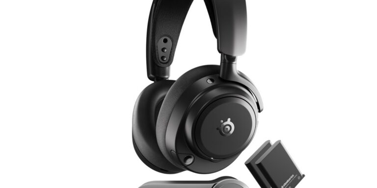 SteelSeries Arctis Nova Pro Omni mit Basisstation - Bild: SteelSeries