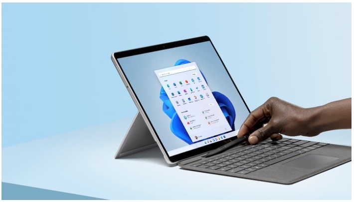Microsoft Surface Pro 8 mit Tastatur und Windows-11-Oberfläche - Bild: Microsoft