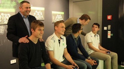 Klaus Allofs und die E-Sportler des VfL Wolfsburg bei der Vorstellung 2015 - Bild: Electronic Arts