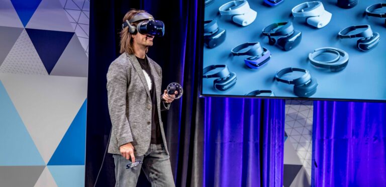 Windows Mixed Reality Headset zum Start der Plattform 2017 - Bild: Microsoft / Windows Experience Blog