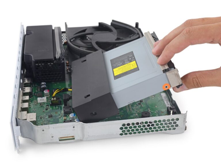 Xbox One S geöffnet beim iFixit-Teardown - Bild: iFixit