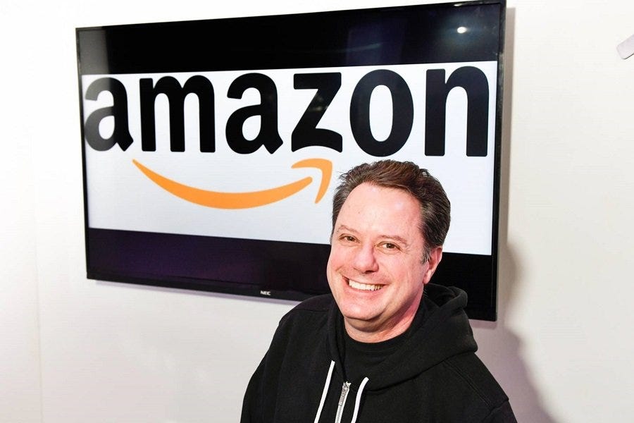 Louis Castle vor einem Amazon-Logo - Bild: Amazon Game Studios